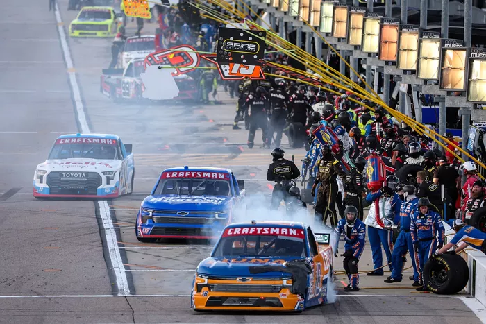Tyler Ankrum, McAnally-Hilgemann Racing Chevrolet, William Byron, Spire Motorsports Chevrolet, Corey Heim, TRICON Garage Toyota