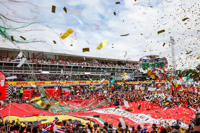 El público ante el podio de Monza