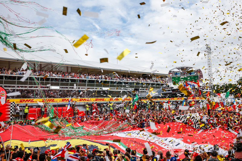 Fans y celebración
