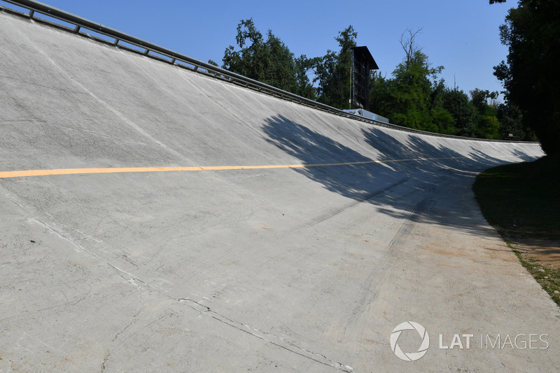 Le virage relevé de l'ancien circuit