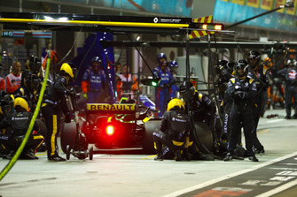 Nico Hulkenberg, Renault Sport F1 Team R.S. 18, in the pits