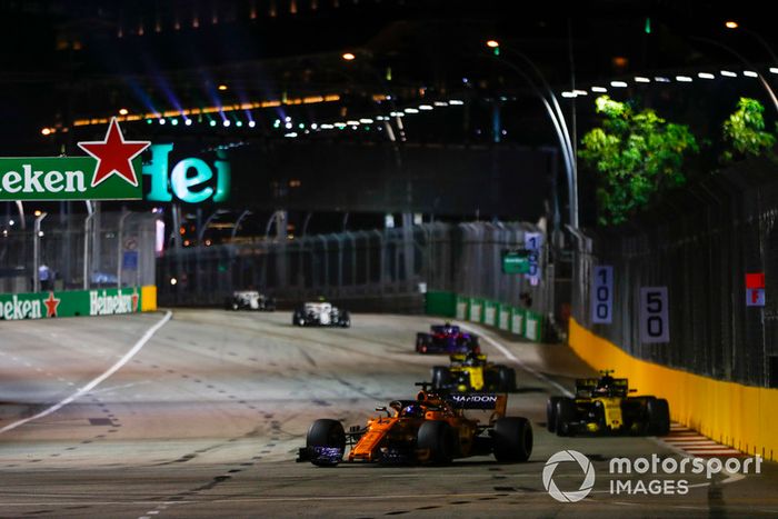 Fernando Alonso, McLaren MCL33, Carlos Sainz Jr., Renault Sport F1 Team R.S. 18, Nico Hulkenberg, Renault Sport F1 Team R.S. 18