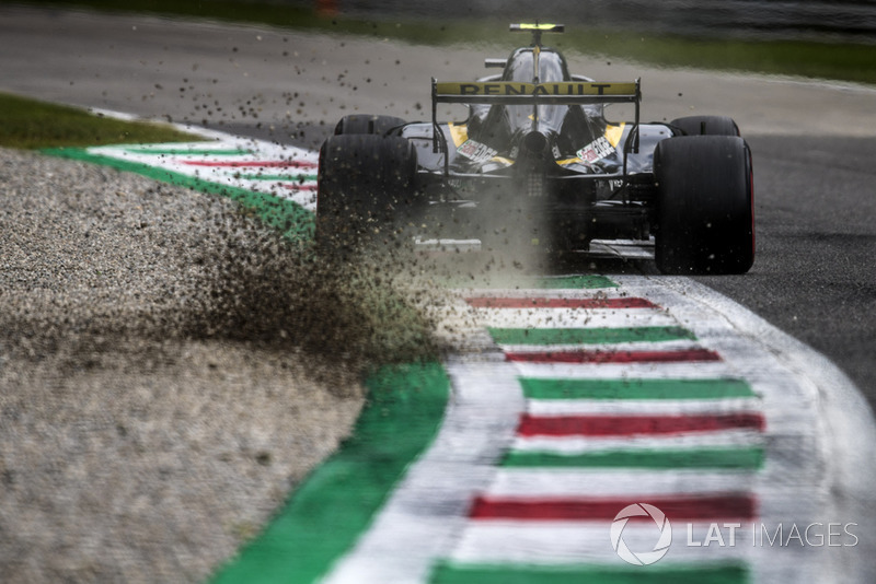 Carlos Sainz Jr., Renault Sport F1 Team RS 18, kicks up some gravel