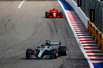 Lewis Hamilton, Mercedes AMG F1 W09, Sebastian Vettel, Ferrari SF71H