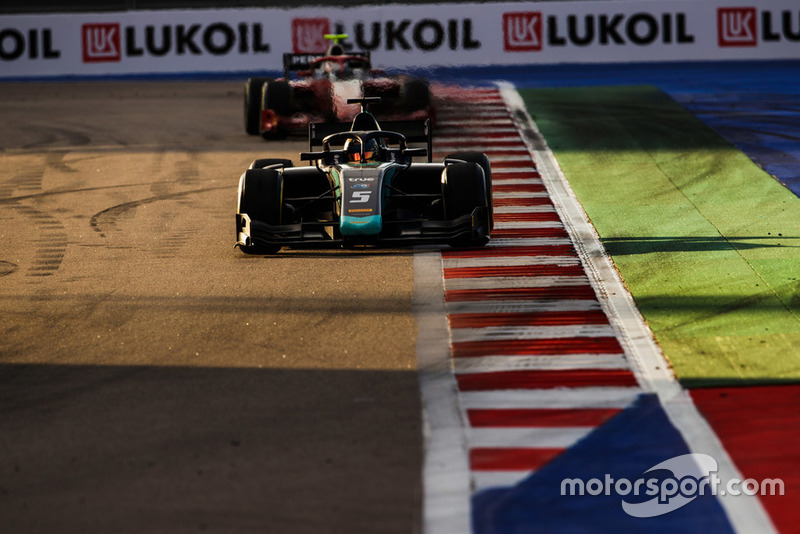 Alexander Albon a doublé George Russell avant de prendre l'avantage sur Nyck de Vries dans les stands