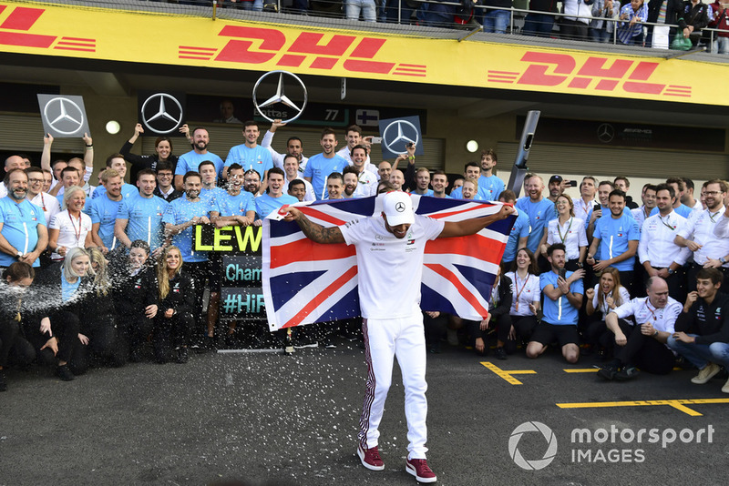 Lewis Hamilton, Mercedes AMG F1, festeggia con il suo team