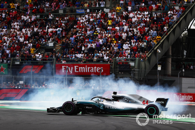 Lewis Hamilton, Mercedes AMG F1 W09 EQ Power+, celebra con donuts su título de campeón