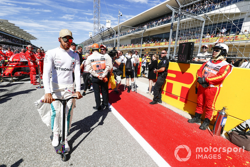 Lewis Hamilton, Mercedes AMG F1, en un sccoter