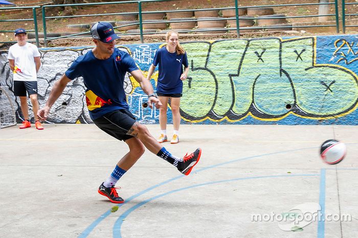 Max Verstappen y Daniel Ricciardo, Red Bull Racing juegan Futsal en Brasil