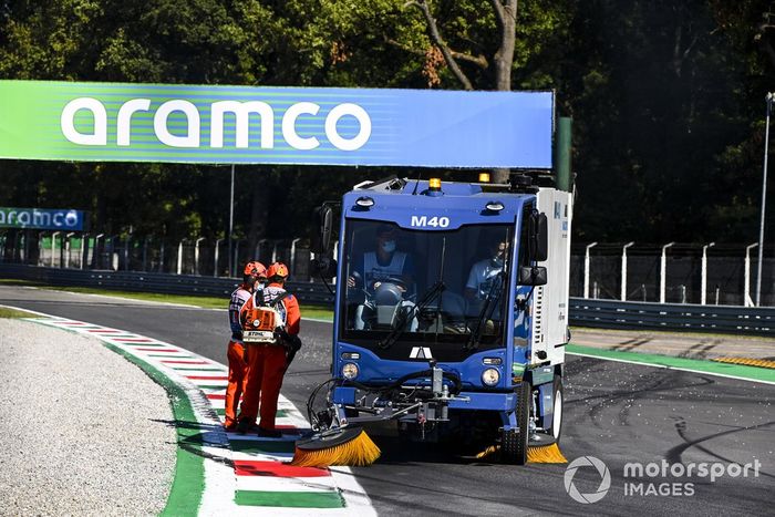 Los oficiales barren la grava del circuito