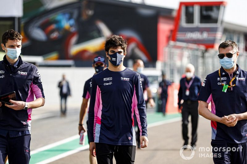 Lance Stroll, Racing Point, recorre la pista junto al equipo
