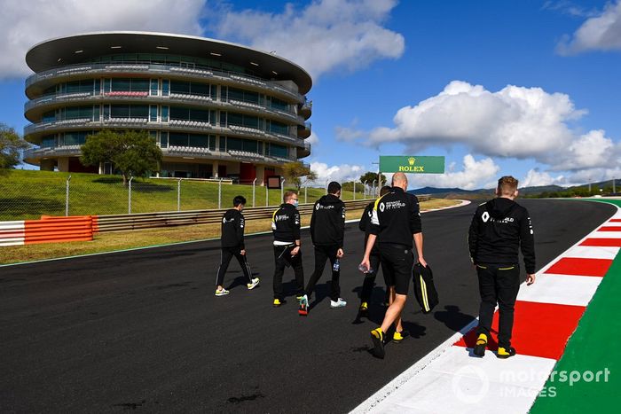 Esteban Ocon, Renault F1, camina por la pista con Guanyu Zhou, piloto de la Renault Sport Academy