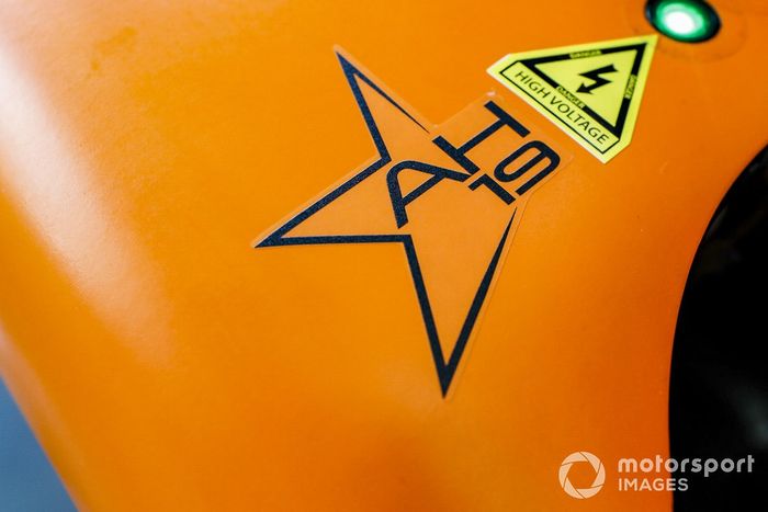 Sticker homenaje a Anthoine Hubert en el McLaren MCL34 