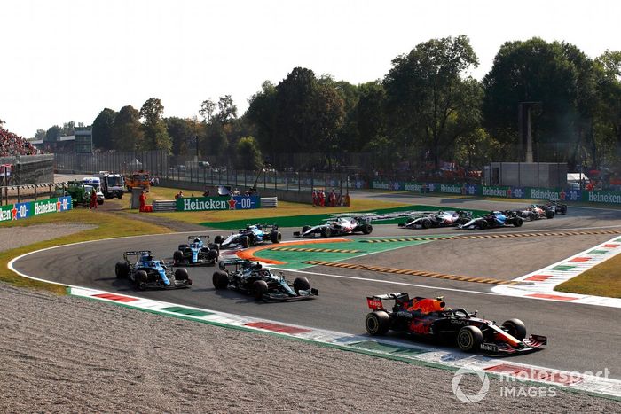 Sergio Pérez, Red Bull Racing RB16B, Sebastian Vettel, Aston Martin AMR21, Fernando Alonso, Alpine A521