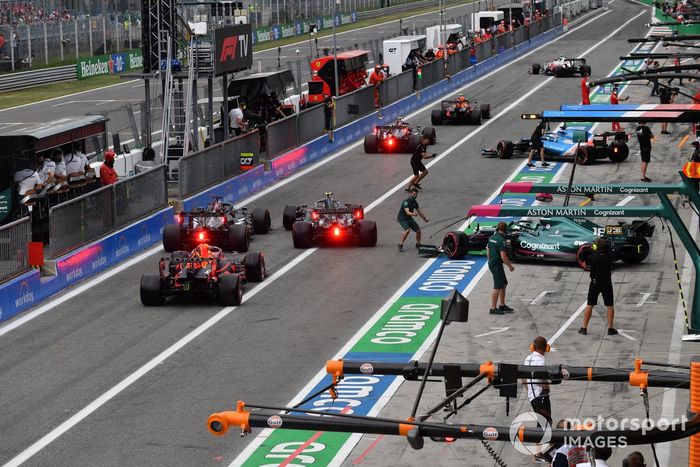 Los coches salen del pitlane durante la clasificación