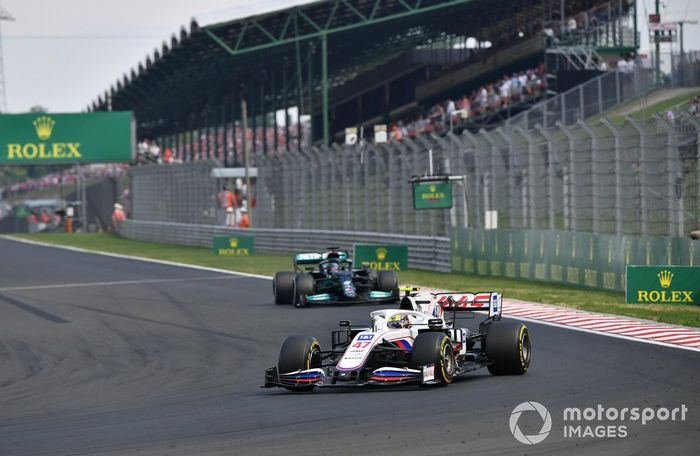 Mick Schumacher, Haas VF-21, Lewis Hamilton, Mercedes W12