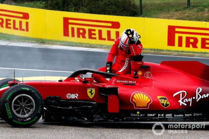 Charles Leclerc, Ferrari SF21 se retira de la carrera