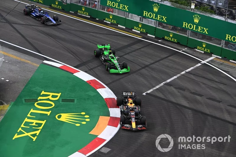 Sergio Perez, Red Bull Racing RB20, Zhou Guanyu, Stake F1 Team KICK Sauber C44, Alex Albon, Williams FW46