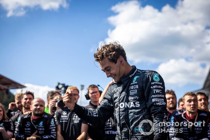 George Russell, Mercedes-AMG F1 Team, 1ª posición, celebra con su equipo en Parc Ferme