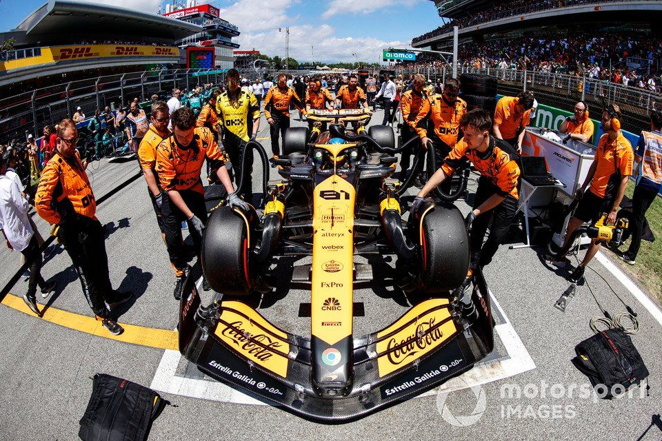 Mechanicy McLarena wepchnęli Oscara Piastriego, McLarena MCL38, na jego miejsce startowe.