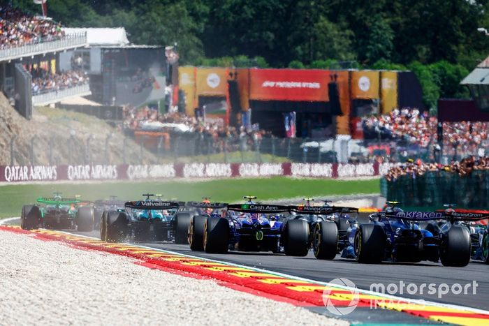 Lance Stroll, Aston Martin AMR24, Yuki Tsunoda, RB F1 Team VCARB 01, Logan Sargeant, Williams FW46, el resto de la parrilla en la primera vuelta.