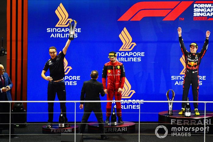 Podio: segundo lugar Charles Leclerc, Ferrari, ganador Sergio Pérez, Red Bull Racing