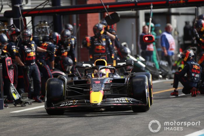 Max Verstappen, Red Bull Racing RB18, en pits