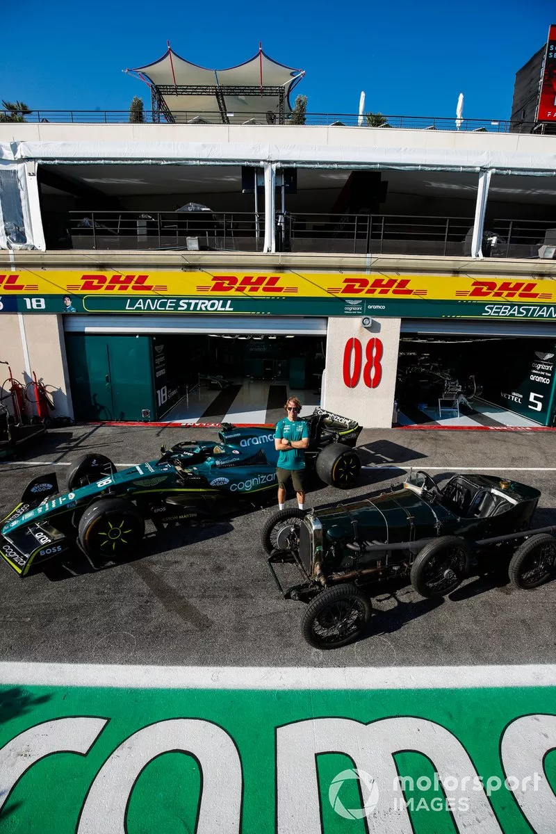 Sebastian Vettel, Aston Martin, di fianco all'Aston Martin AMR22 e alla Grean Pea TT1 del 1922.