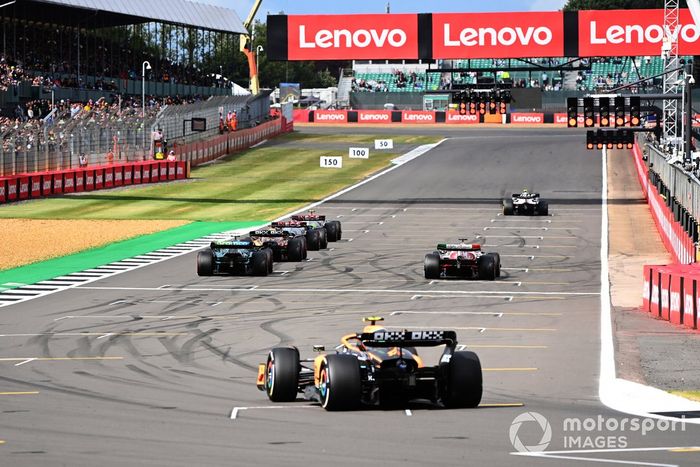 Lando Norris, McLaren MCL36, se acerca mientras Lewis Hamilton, Mercedes W13, George Russell, Mercedes W13, Daniel Ricciardo, McLaren MCL36, Valtteri Bottas, Alfa Romeo C42, Sebastian Vettel, Aston Martin AMR22, practican sus procedimientos de salida en la e