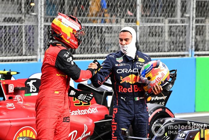 Ganador de la pole, Sergio Pérez, de Red Bull Racing, celebra tras la clasificación  con Carlos Sainz Jr., Ferrari