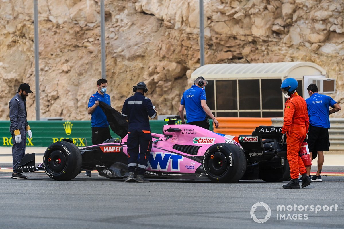 2022 Bahreyn testi 2. gün: Sainz ve Ferrari lider! 5 Formula 1 Haberleri - F1 Puan Durumu Marshals recover the car of Esteban Ocon, Alpine A522