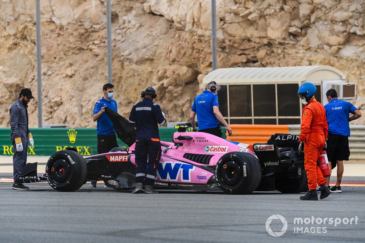 Marshals recover the car of Esteban Ocon, Alpine A522
