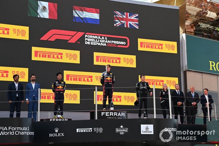 Podio: segundo lugar Sergio Pérez, Red Bull Racing, ganador Max Verstappen, Red Bull Racing, tercer lugar George Russell, Mercedes-AMG