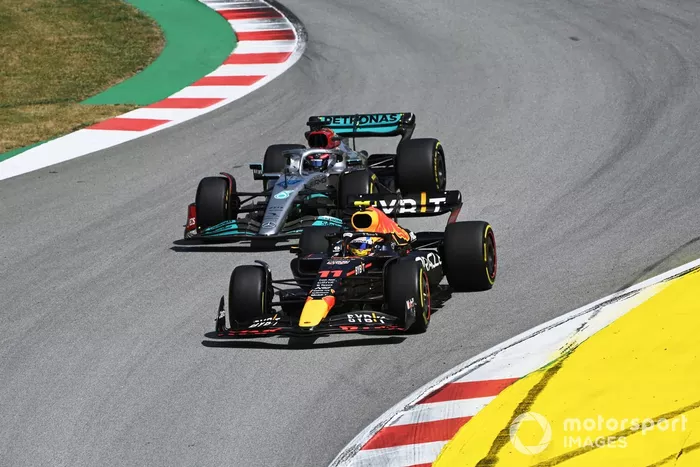 Sergio Pérez, Red Bull Racing RB18, George Russell, Mercedes W13 