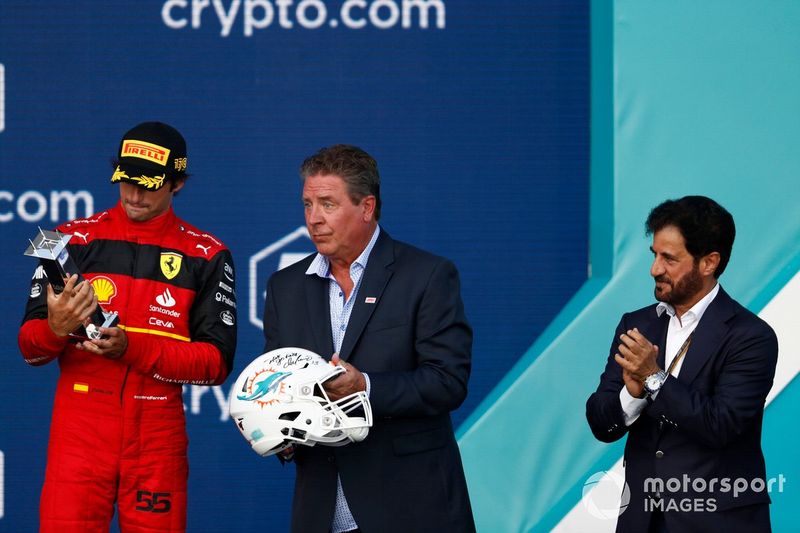 El mítico jugador de NFL Dan Marino da a Max Verstappen, Red Bull Racing,, ganador, un casco de los Miami Dolphins de fútbol americano