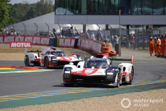 #8 Toyota Gazoo Racing Toyota GR010 Hybrid de Sébastien Buemi, Brendon Hartley, Ryo Hirakawa, #7 Toyota Gazoo Racing Toyota GR010 Hybrid de Mike Conway, Kamui Kobayashi, José María López