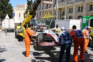 Los comisarios asisten a Mick Schumacher, Haas VF-22, tras su parada en la FP1