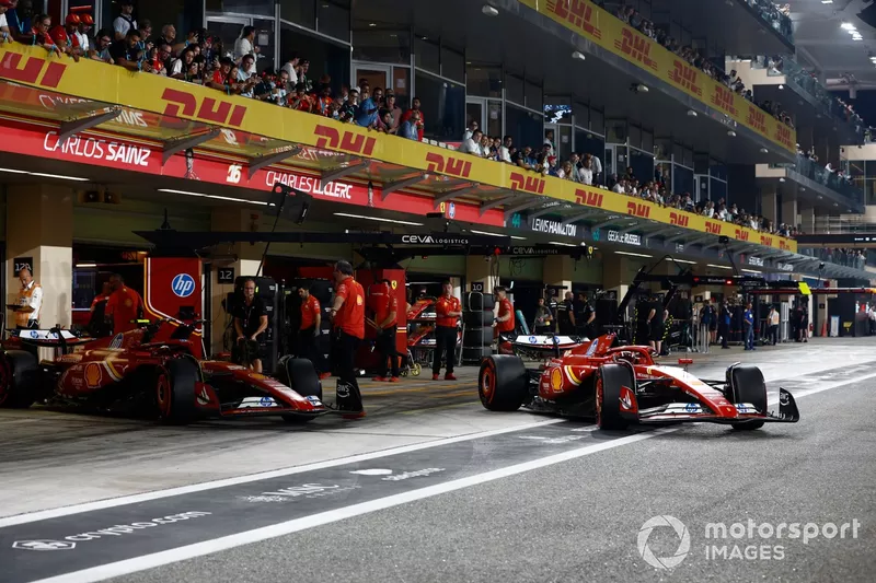 Charles Leclerc, Ferrari SF-24, Carlos Sainz, Ferrari SF-24, sort du garage