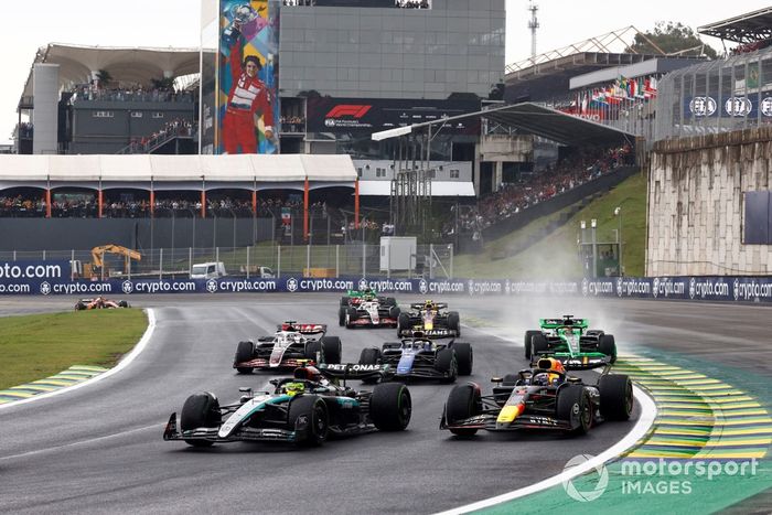 Lewis Hamilton, Mercedes F1 W15, Max Verstappen, Red Bull Racing RB20, Franco Colapinto, Williams FW46, reszta stawki na pierwszym okrążeniu.