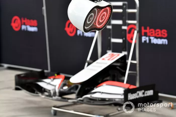 The light above the Haas pit box