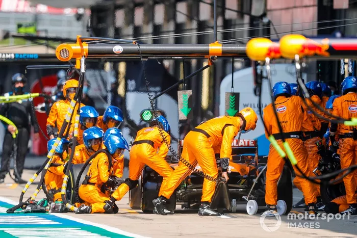 Lando Norris, McLaren MCL35 pit stop