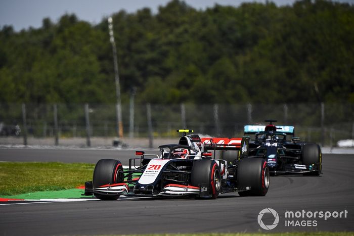 Kevin Magnussen, Haas VF-20, Lewis Hamilton, Mercedes F1 W11