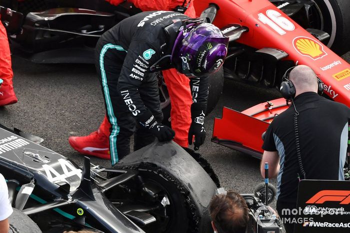 Ganador Lewis Hamilton, Mercedes-AMG F1, revisa su neumático pinchado en Parc Ferme