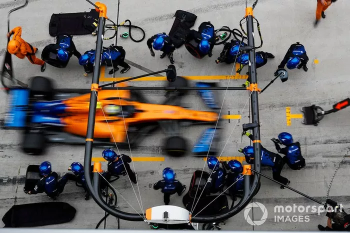 Lando Norris, McLaren MCL34, effettua un pit stop