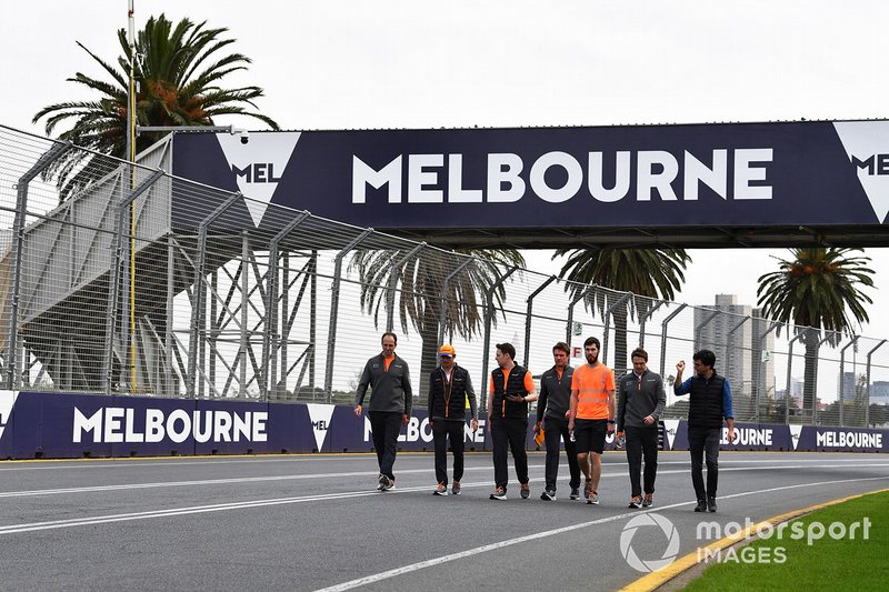 Charles Leclerc, Ferrari, ispeziona il circuito con il suo team