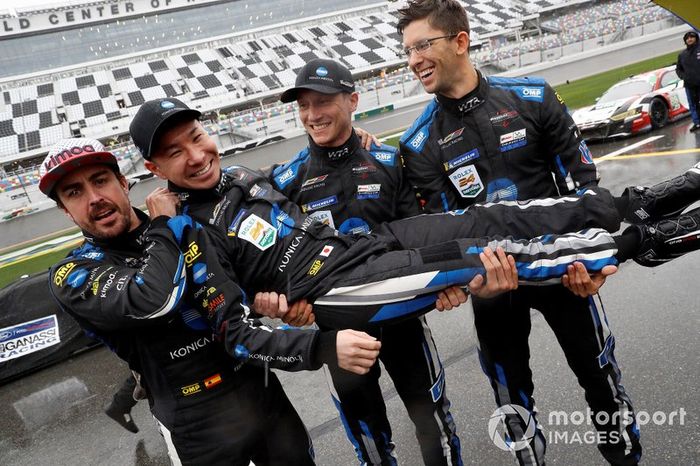 #10 Wayne Taylor Racing Cadillac DPi: Renger Van Der Zande, Jordan Taylor, Fernando Alonso, Kamui Kobayashi, victory celebration