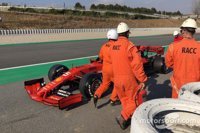 Sebastian Vettel, Ferrari SF90, dopo lo stop a bordo pista
