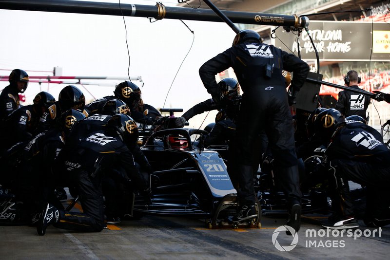 Romain Grosjean, Haas F1 Team VF-19, pit stop