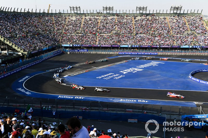 Pascal Wehrlein, Mahindra Racing, M5 Electro leads Oliver Rowland, Nissan e.Dams, Nissan IMO1 and Lucas Di Grassi, Audi Sport ABT Schaeffler, Audi e-tron FE05 