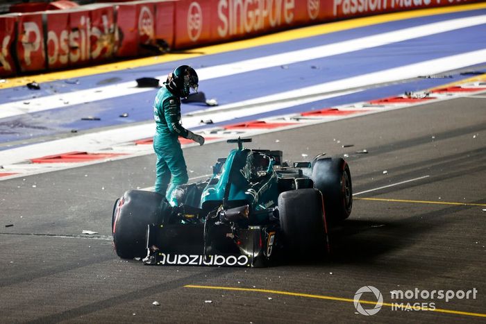 Lance Stroll, Aston Martin AMR23, sale de su coche gravemente dañado tras un accidente al final de la Q1.